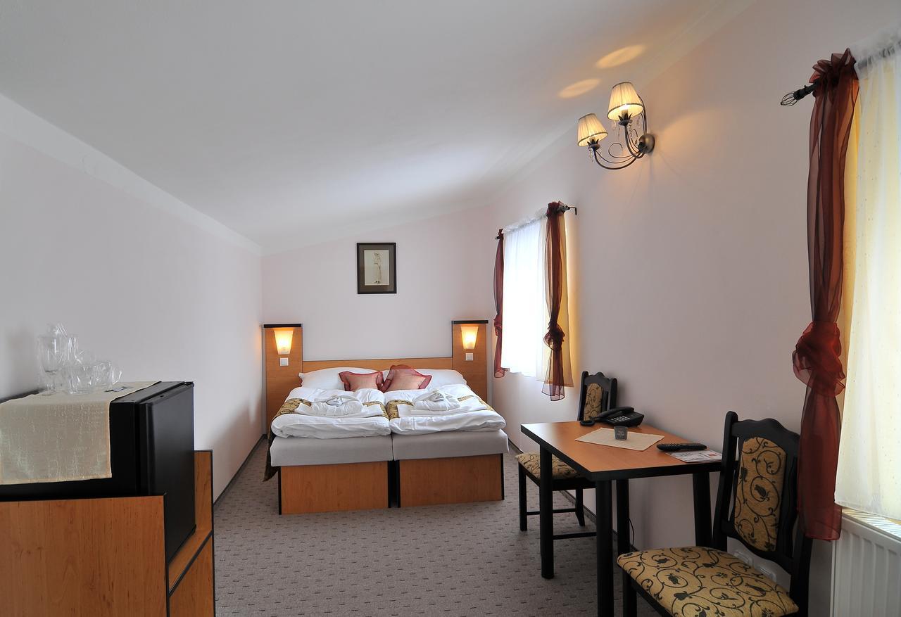 Hotel Manes Svratka Exterior foto